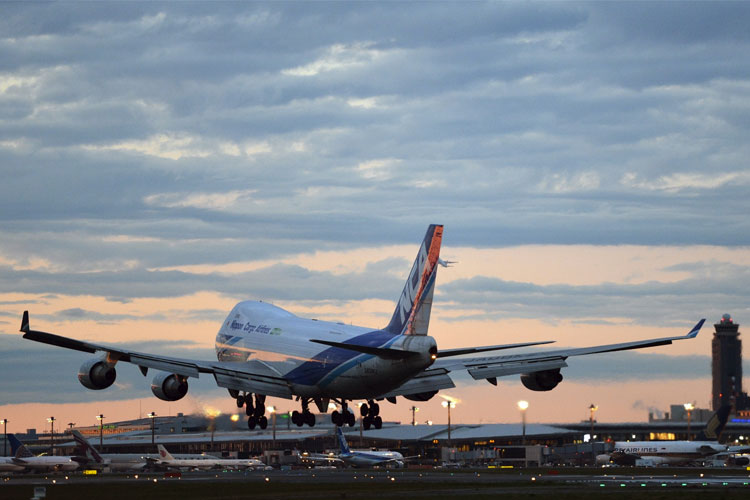 工業(yè)除濕機確保機場儀表著陸導(dǎo)航系統(tǒng)精準(zhǔn)_除濕機廠家_重復(fù)